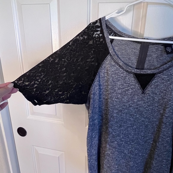 Torrid Jersey Inspired Grey & Black Top, Lace Sleeves, size 0x - Picture 3 of 5